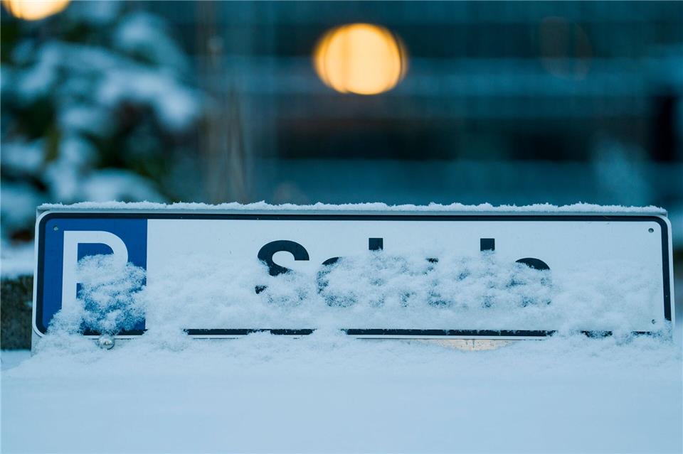 Wegen Glätte fällt am Dienstag die Präsenzpflicht an den Brandenburger Schulen aus. (Symbolbild)Andreas Arnold/dpa