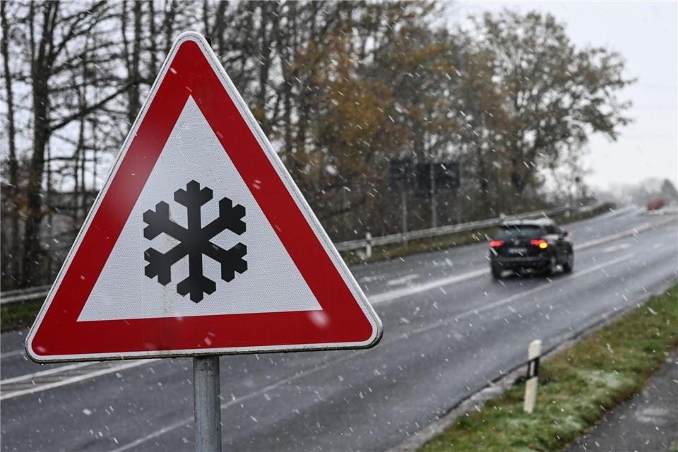 Wegen Glatteis ist es in Sachsen zu dutzenden Unfällen gekommen. Lars Penning/dpa