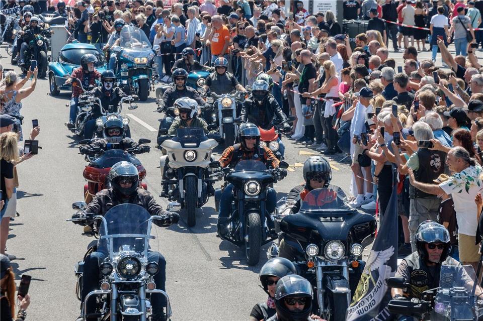 Wegen Hitze ist eine Biker-Parade abgesagt worden. (Archivbild)Markus Scholz/dpa