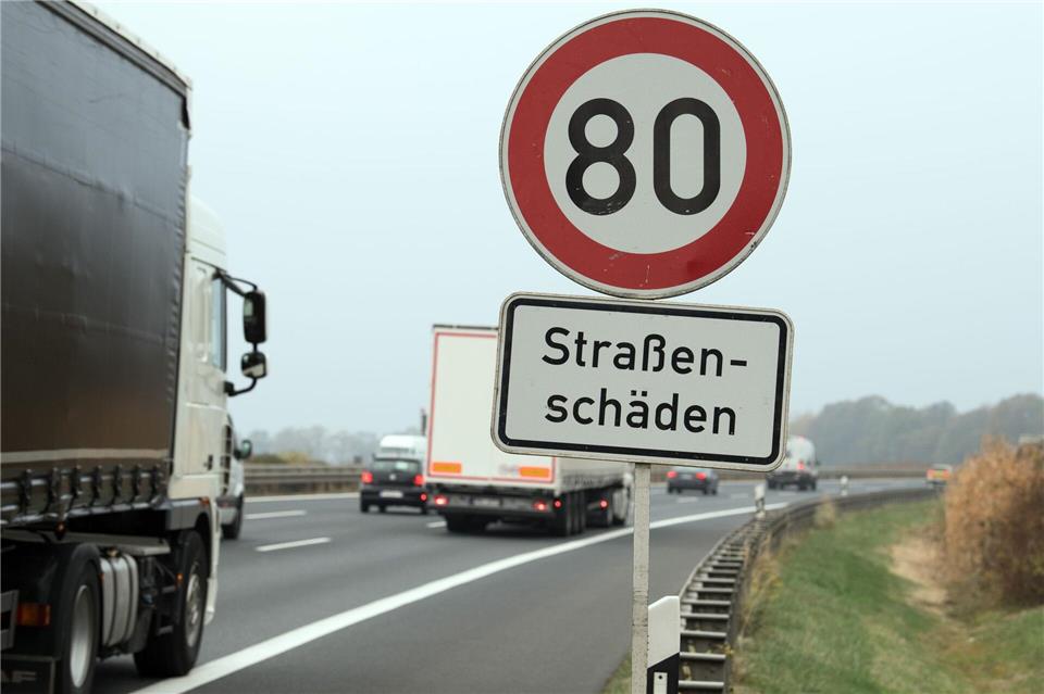 Wegen Hitzeschäden muss langsamer gefahren werden. (Symbolbild)Soeren Stache/dpa