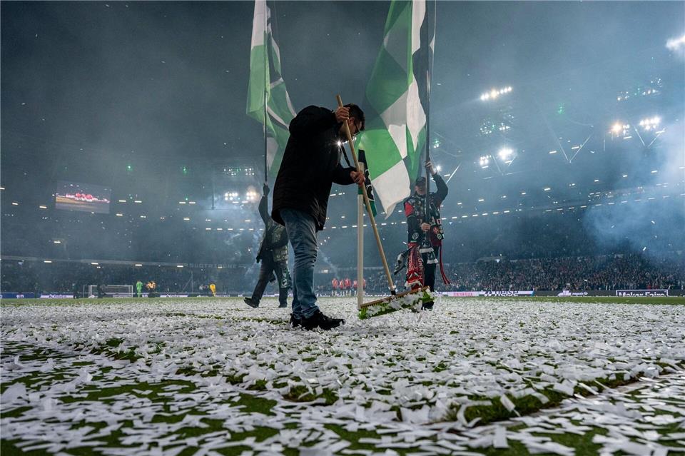 Wegen Konfetti auf dem Rasen und Rauch verzögerte sich der Anpfiff damals. David Inderlied/dpa