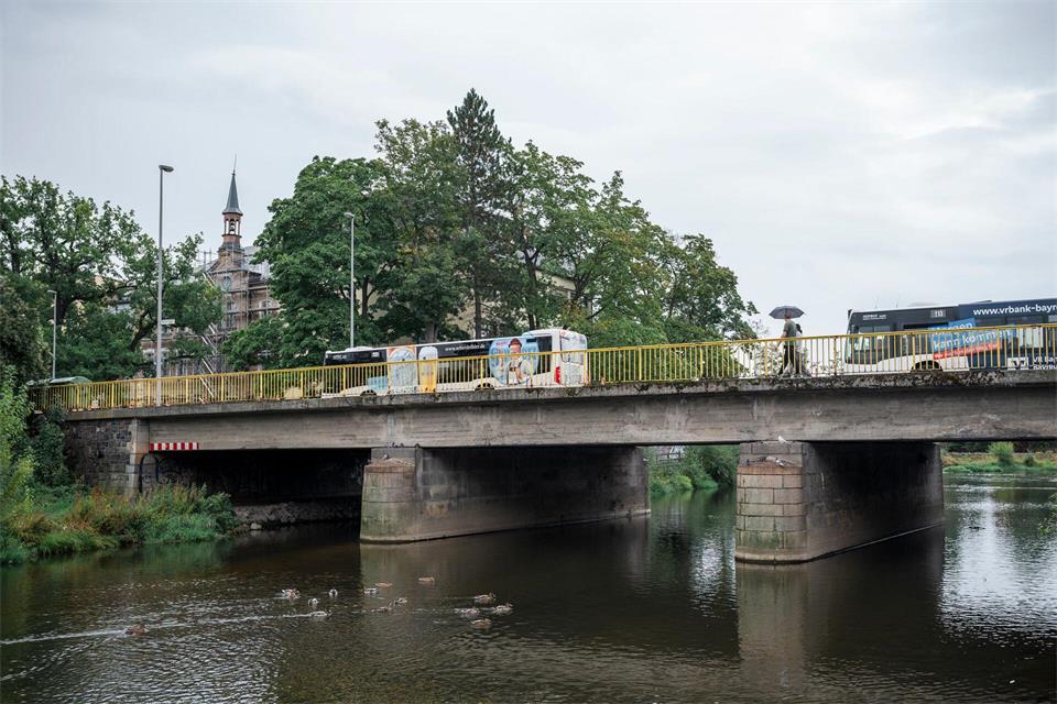 Wegen Mängeln kann die Brücke nicht voll genutzt werden.Daniel Vogl/dpa