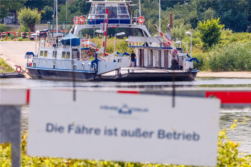 Wegen Niedrigwassers ist der Fährverkehr vorübergehend eingestellt. Jens Büttner/dpa