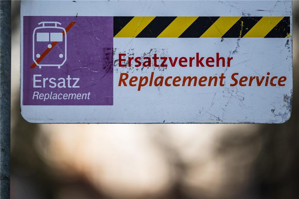 Wegen Problemen an Fahrzeugen fallen in den kommenden Wochen einzelne Züge der Erzgebirgsbahn aus. (Symbolbild)Soeren Stache/dpa