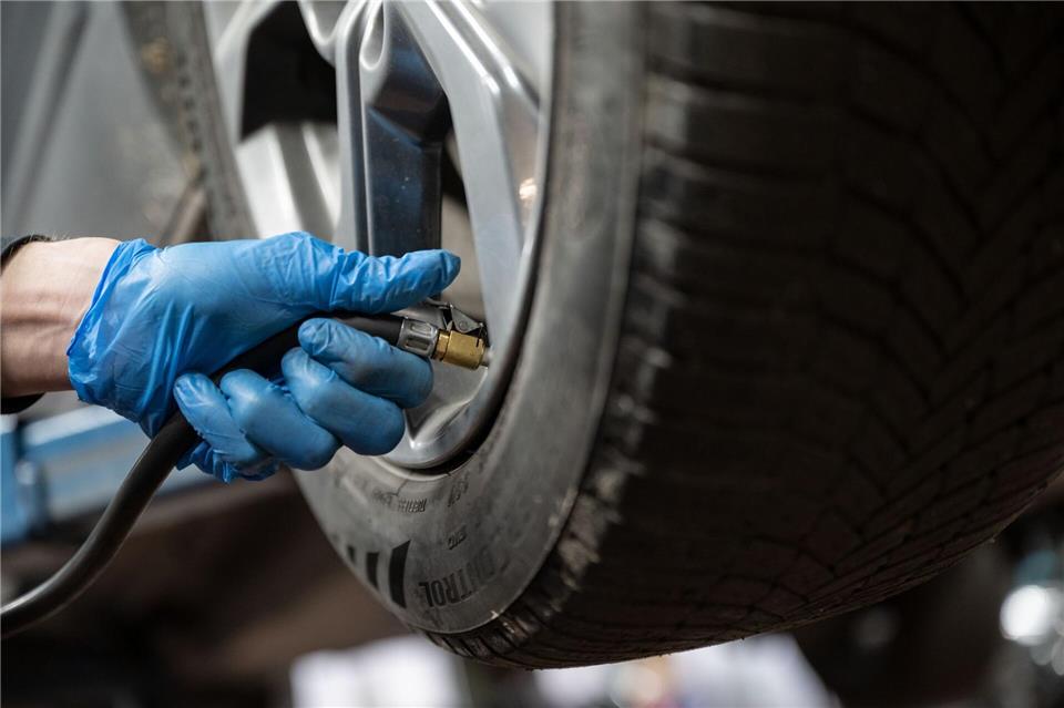 Wegen Problemen mit ihren Autoreifen hat eine Greifswalder Kommunalpolitikerin die Polizei eingeschaltet. Sie hält einen technischen Defekt für unwahrscheinlich. (Symbolbild) Marijan Murat/dpa