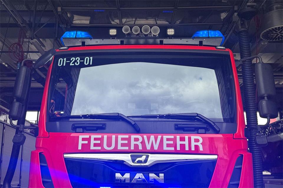 Wegen Rauchentwicklung und Geruchsbelästigung werden die Anwohner dazu aufgefordert, Fenster und Türen geschlossen zu halten. (Symbolbild)Sabina Crisan/dpa