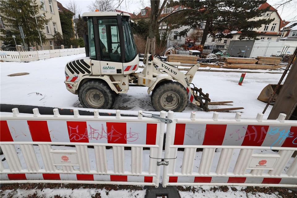 Wegen Schnee und Eis standen Baumaschinen teilweise still. Bernd Wüstneck/dpa