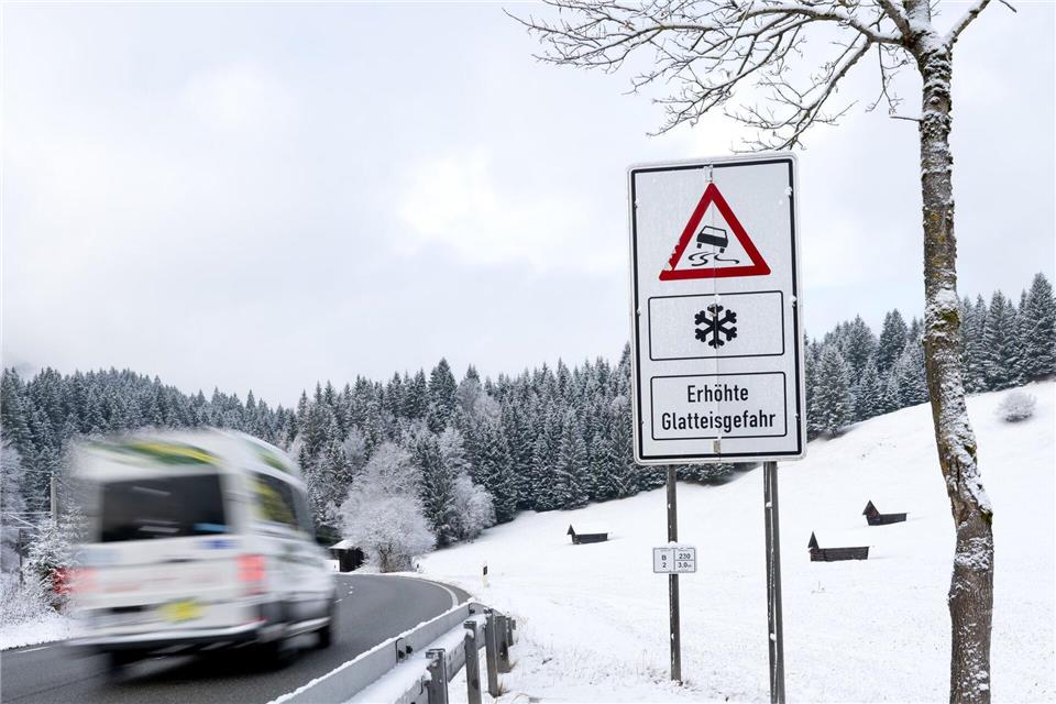 Wegen Schnee und Glätte bleiben Lastwagen in Südthüringen an Steigungen hängen. (Symbolbild)Sven Hoppe/dpa