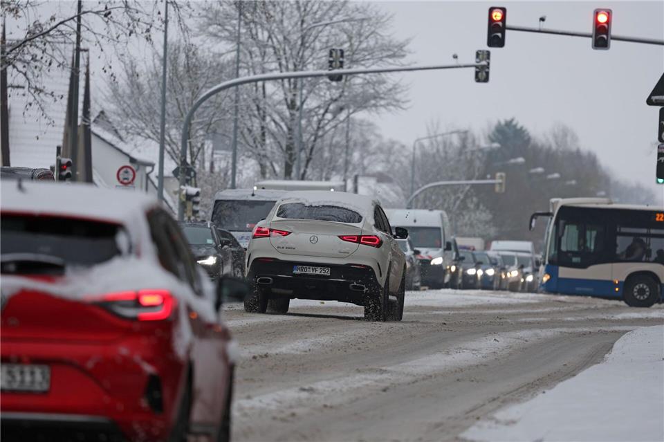 Wegen Schnee und Glätte mussten viele Autofahrer im Berufsverkehr Geduld mitbringen. Bernd Wüstneck/dpa