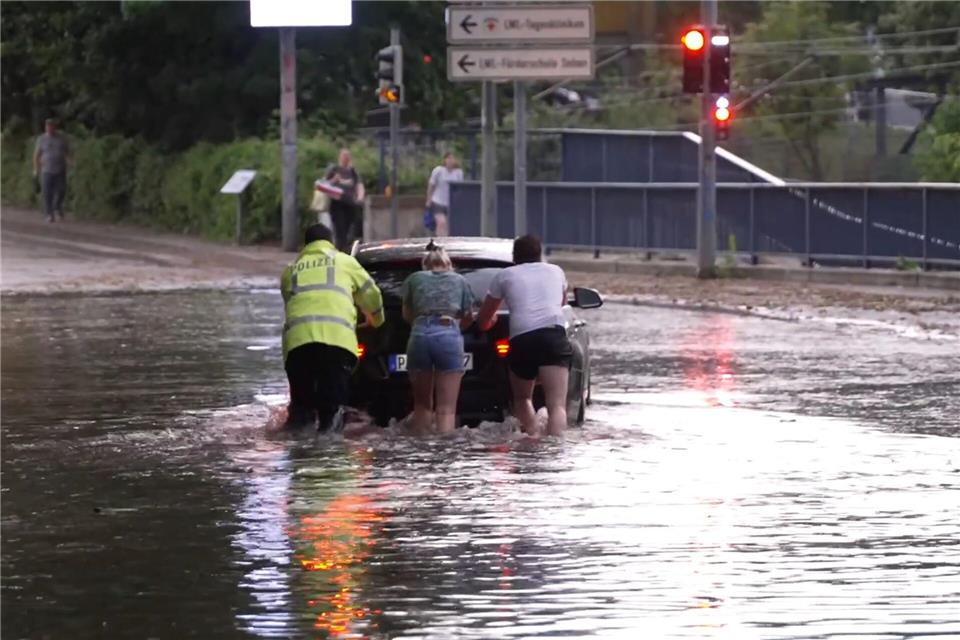 Wegen Starkregens wurden in Paderborn unter anderem Straßen überschwemmt. Marc Gruber/tv7news.de/dpa