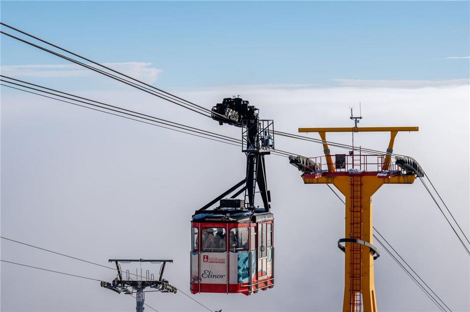 Wegen Sturms hat die Fichtelbergschwebebahn den Betrieb eingestellt. (Archivbild)Hendrik Schmidt/dpa