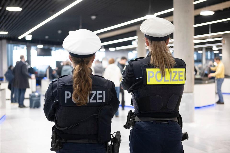 Wegen Totschlags verurteilter Mann bei Wiedereinreise verhaftet. (Archivbild)Marijan Murat/dpa