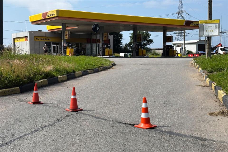 Wegen Treibstoffmangels sind viele Tankstellen in Russland geschlossen. (Archivbild)Dmitri Lovetsky/AP/dpa