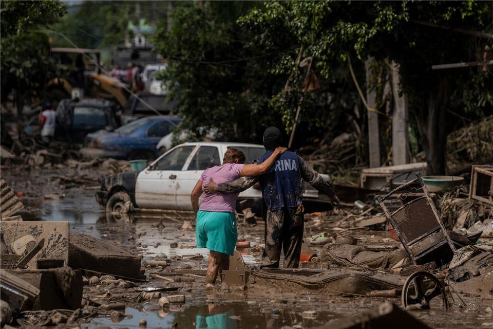 Wegen Überschwemmungen und Erdrutschen sind viele Ortschaften von der Außenwelt abgeschnitten. Felix Marquez/AP/dpa