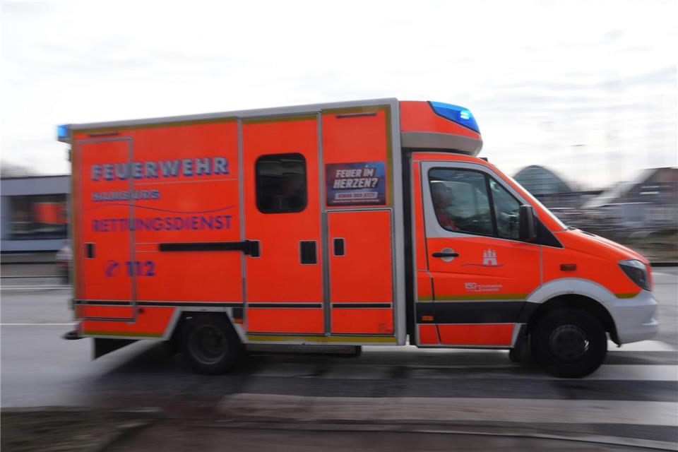 Wegen Vergiftungserscheinungen hat die Hamburger Feuerwehr drei Mitarbeiter einer Leihwagenfirma ins Krankenhaus gebracht. (Symbolbild)Marcus Brandt/dpa