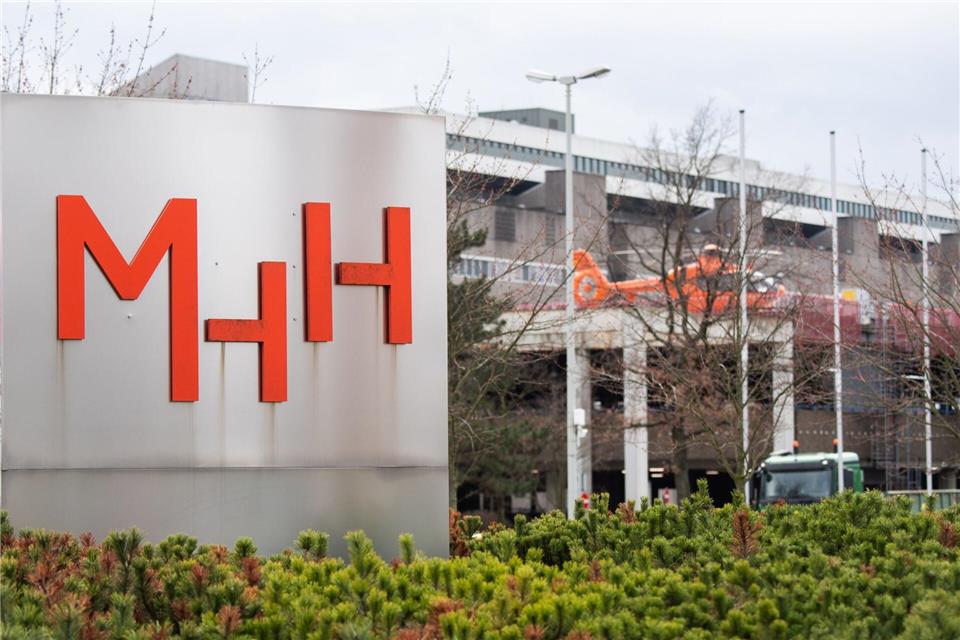 Wegen Warnstreiks in der kommenden Wochen können unter anderem Operationen verschoben werden. (Symbolbild)Julian Stratenschulte/dpa