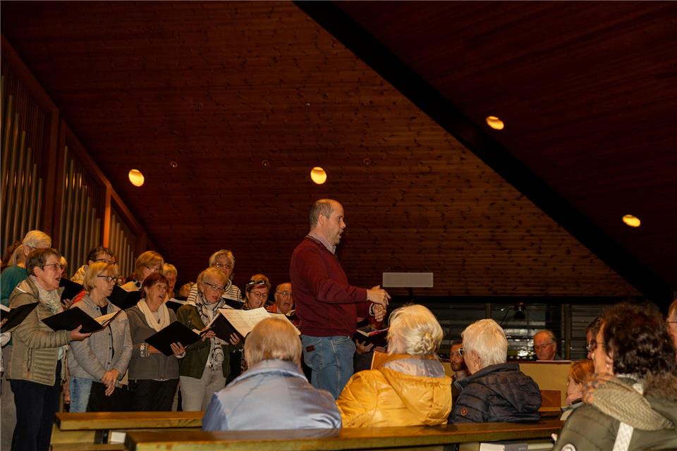 Wegen Wind und Regen wurde die Veranstaltung kurzerhand in die Kirche verlegt.
