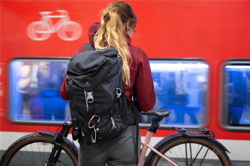 Wegen bundesweiter Änderungen im Bahnverkehr passt der MDV Mitte Dezember viele Verbindungen an. (Archivbild)Sebastian Kahnert/dpa