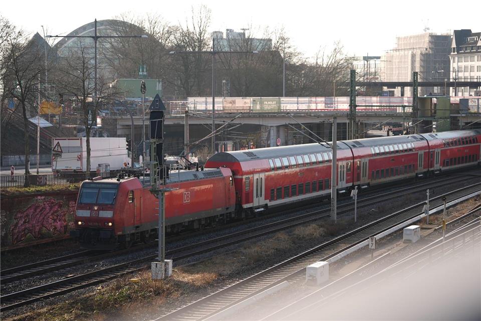Wegen der Abrissarbeiten an der Berlinertordammbrücke ist am Wochenende die Bahnstrecke Hamburg-Lübeck unterbrochen. (Archivbild)Marcus Brandt/dpa
