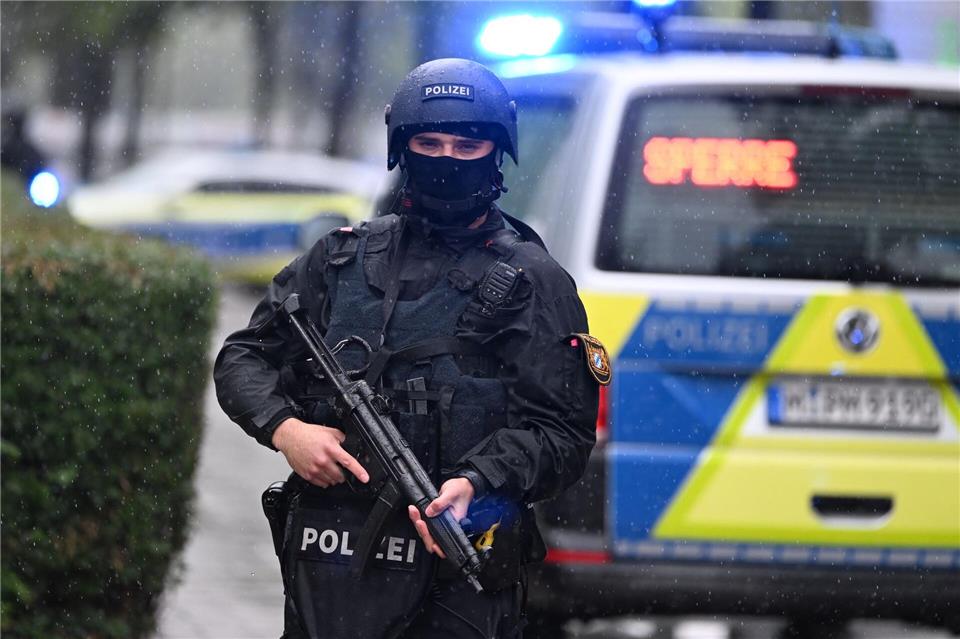 Wegen der Bedrohungslage waren auch schwer bewaffnete Polizisten im Einsatz. Sven Hoppe/dpa