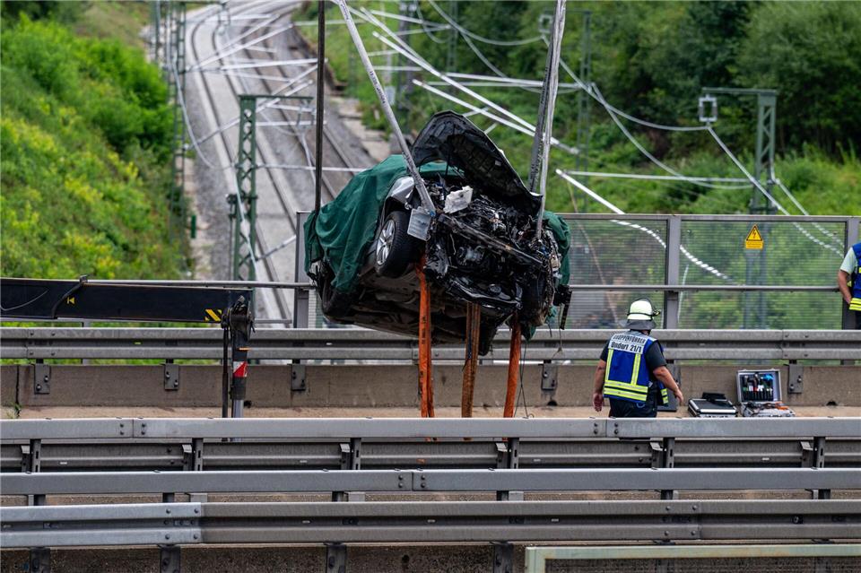 Wegen der Bergungsarbeiten sind sowohl die A3 als auch die Bahnstrecke gesperrt.Armin Weigel/dpa