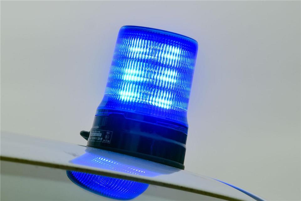 Wegen der Bergungsarbeiten war die Richtungsfahrbahn der Polizei zufolge fast eine Stunde voll gesperrt. (Symbolbild)Patrick Pleul/dpa-Zentralbild/dpa