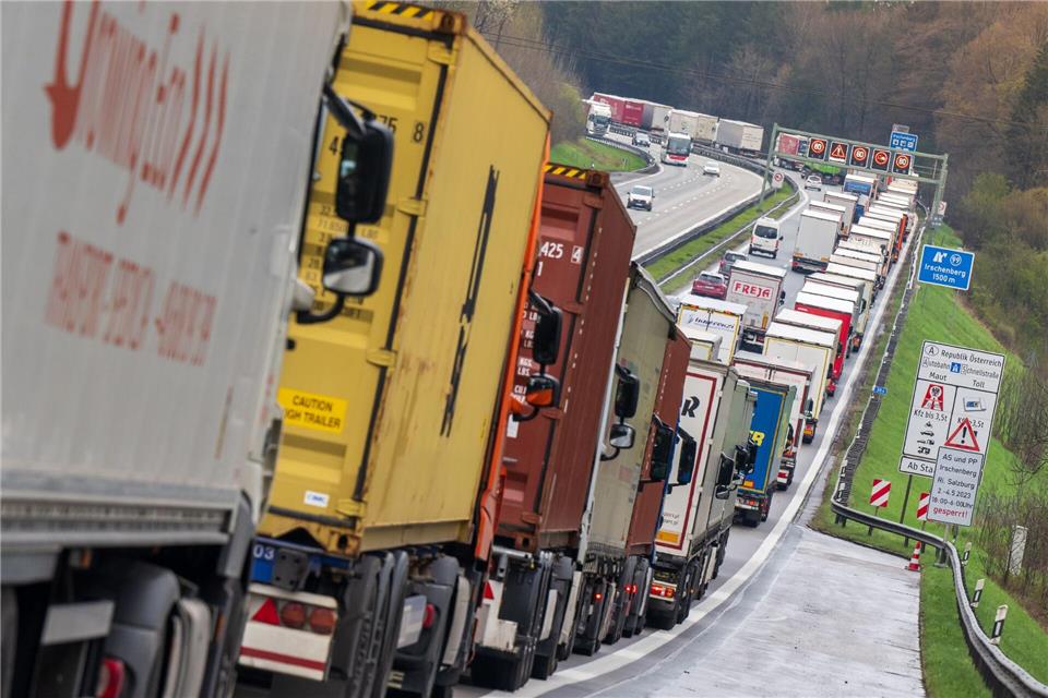 25 Kilometer Lkw-Stau vor Grenze zu Österreich Wegen der Blockabfertigung in Österreich staute sich der Lkw-Verkehr bis zum Dreieck Inntal.Peter Kneffel/dpa