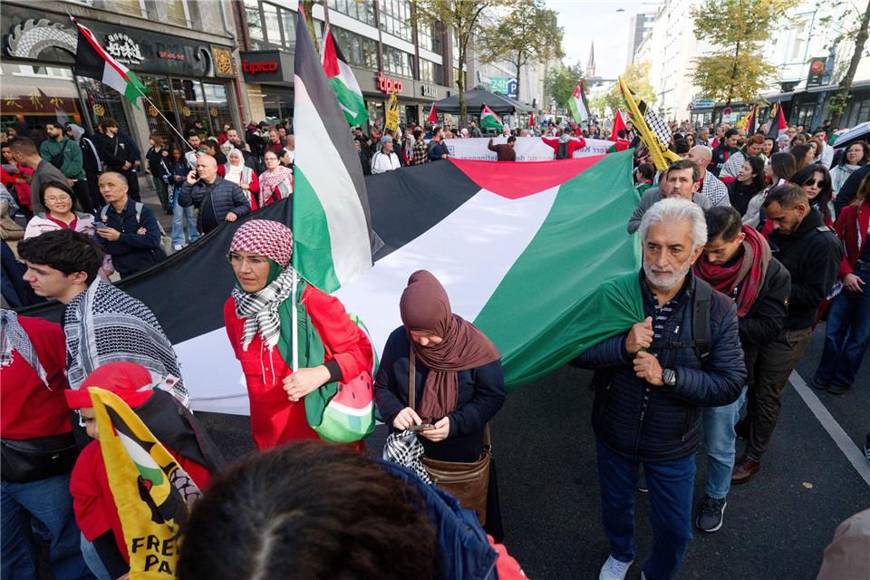 Tausende bei Gaza-Demo in Düsseldorf Wegen der Demo wurden mehrere Straßen in der Innenstadt gesperrt.Henning Kaiser/dpa
