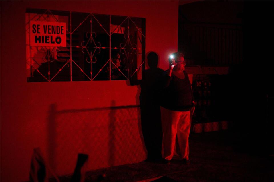 Wegen der Energiekrise müssen die Kubaner seit Jahren täglich stundenlang ohne Elektrizität auskommen. (Archivbild)Ramon Espinosa/AP/dpa