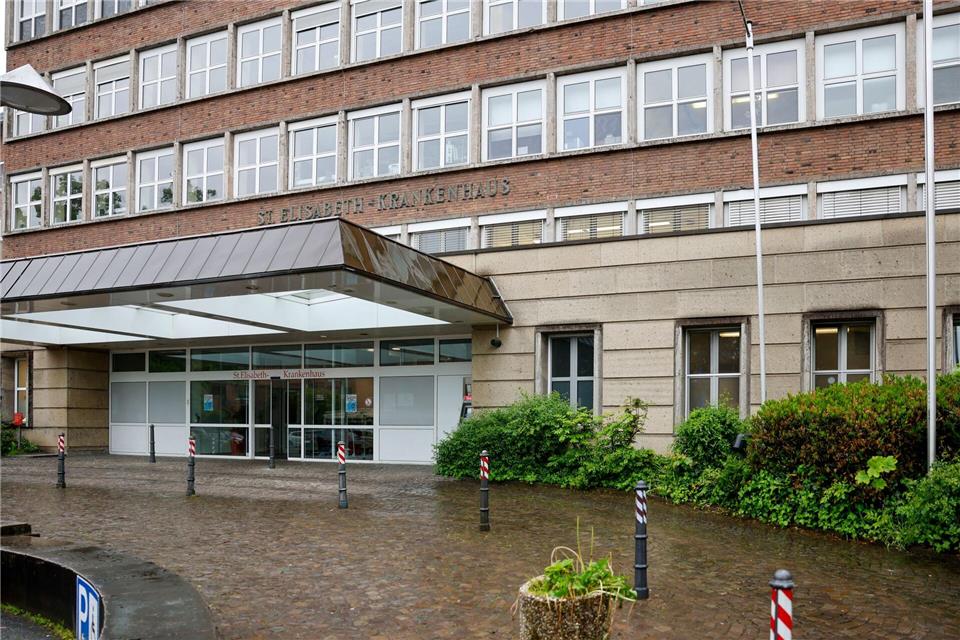 Wegen der Entschärfung einer Weltkriegsbombe muss im Kölner Stadtteil Lindenthal ein Krankenhaus evakuiert werden.Thomas Banneyer/dpa