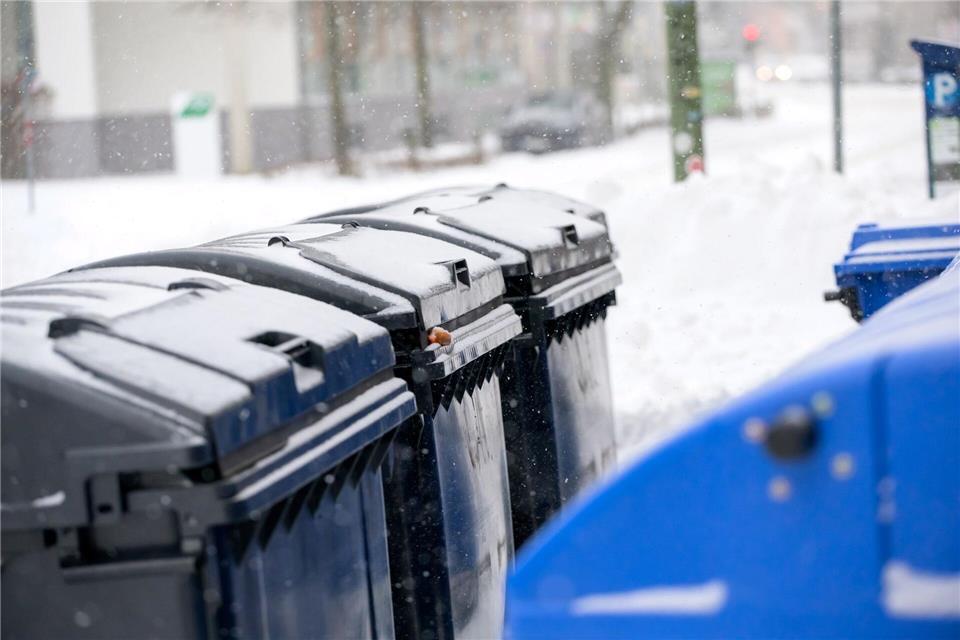 Wegen der Glätte pausiert die Müllabfuhr heute in Osnabrück, um Sicherheit für die Mitarbeitenden zu gewährleisten. (Archivbild)Jonas Walzberg/dpa