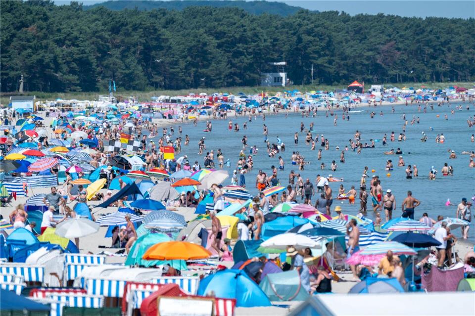 Wegen der Hitze wird es voll an der Ostsee.Stefan Sauer/dpa