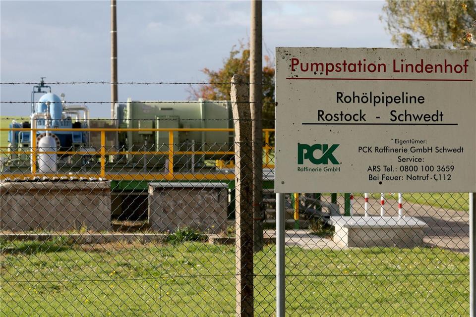 Wegen der Manipulation der Ölleitung von Rostock zur Raffinerie im brandenburgischen Schwedt sind zwei Klimaaktivisten zu Haftstrafen verurteilt worden, einer von ihnen stand nun in einem Berufungsverfahren erneut vor Gericht. (Archivbild)Bernd Wüstneck/dpa