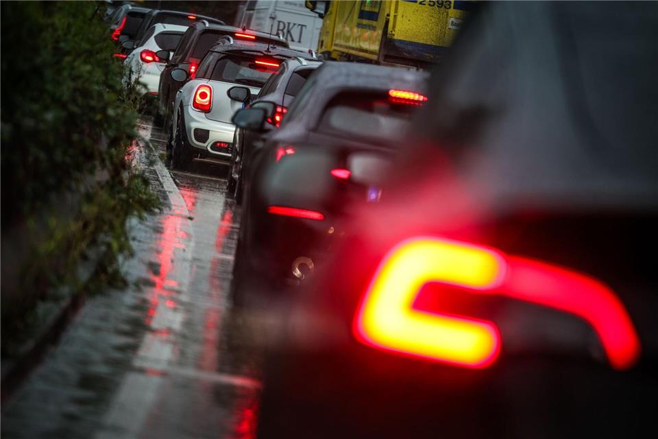 Wegen der Panne eines Lastwagens können Autofahrer auf der B37 nur noch auf einer Spur fahren. (Symbolbild)Christoph Reichwein/dpa