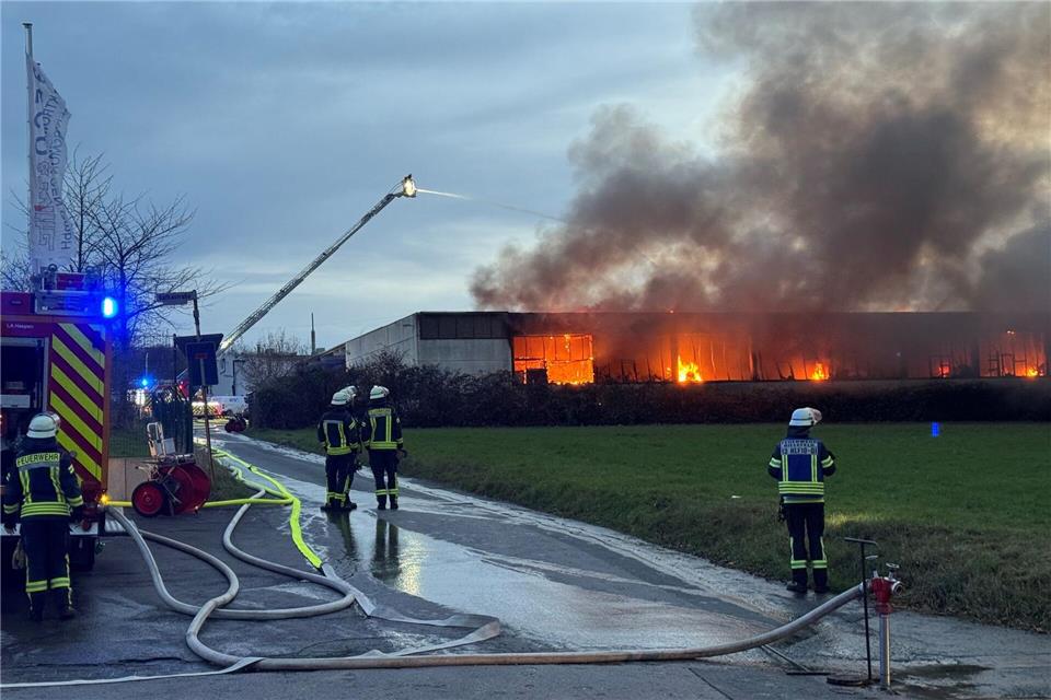 Wegen der Rauchentwicklung bei einem Lagerhallenbrand in Bielefeld wurde eine Warnung an die Bevölkerung herausgegeben.Christian Müller/dpa