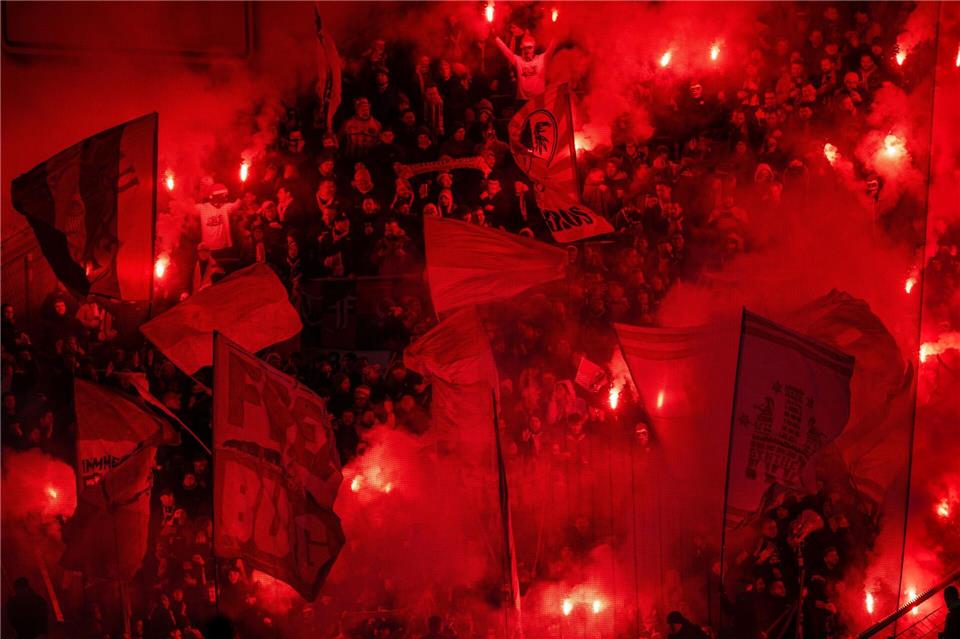 Wegen der Rauchentwicklung hatte das Spiel des SC in Leverkusen unterbrochen werden müssen.Marius Becker/dpa