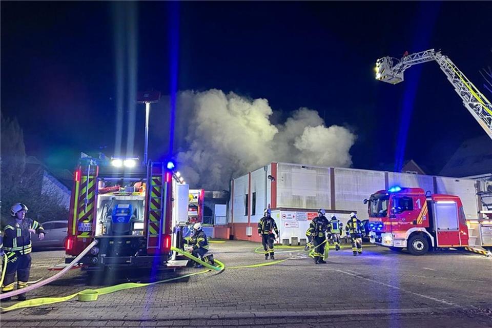 Wegen der Rauchentwicklung wurde eine Warnung herausgegeben, da gesundheitliche Beeinträchtigungen nicht auszuschließen seien.--/Feuerwehr Sprockhövel/dpa