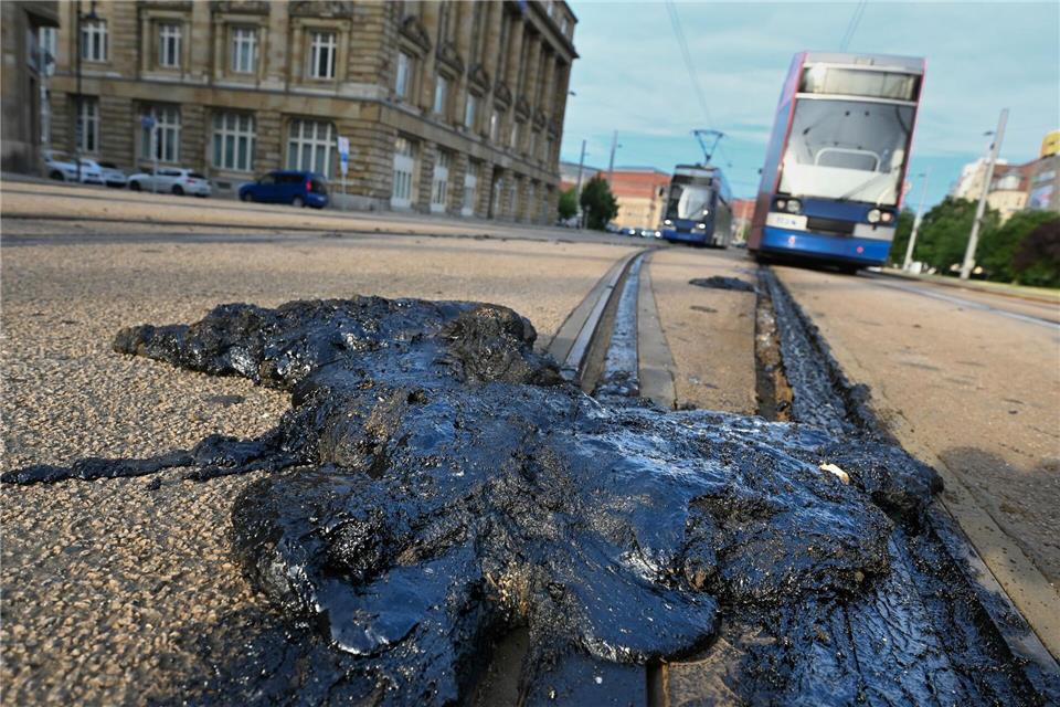 Wegen der Rekordhitze kam es in mehreren Städten zu Einschränkungen im Verkehr.Heiko Rebsch/dpa