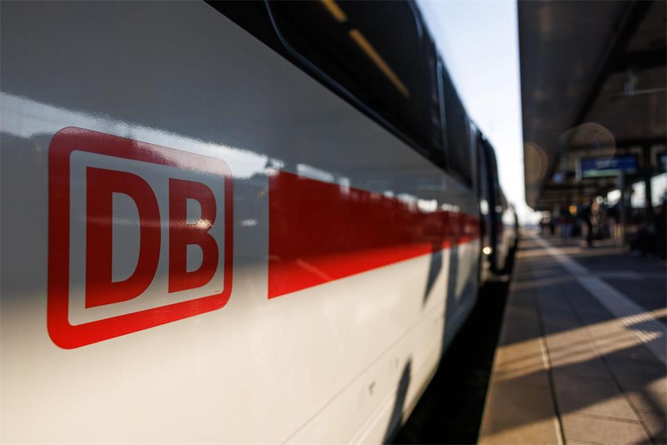 Wegen der Sperrung eines Streckenabschnitts müssen Züge laut Bahn an geeigneten Stellen warten. (Symbolbild)Daniel Karmann/dpa