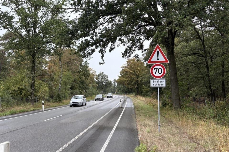 Wegen der Straßenschäden ist die erlaubte Höchstgeschwindigkeit auf einem Abschnitt der B 224 reduziert worden.