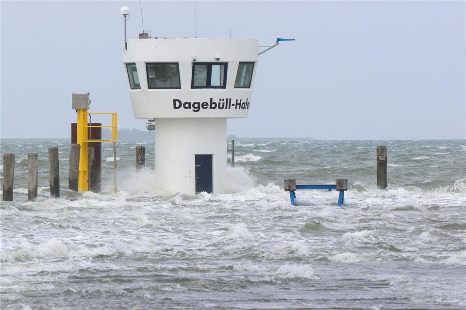 Wegen der Sturmflut fiel der Fährverkehr aus.Bodo Marks/dpa