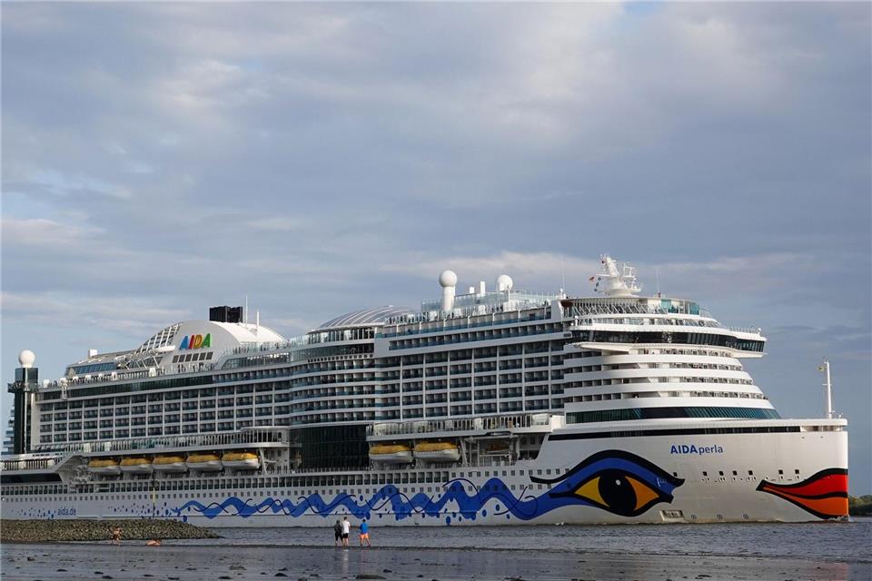 Wegen der Sturmflut kann das Kreuzfahrtschiff „Aidaperla“ seit Samstag nicht den Hamburger Hafen verlassen. (Archivbild)Christian Charisius/dpa