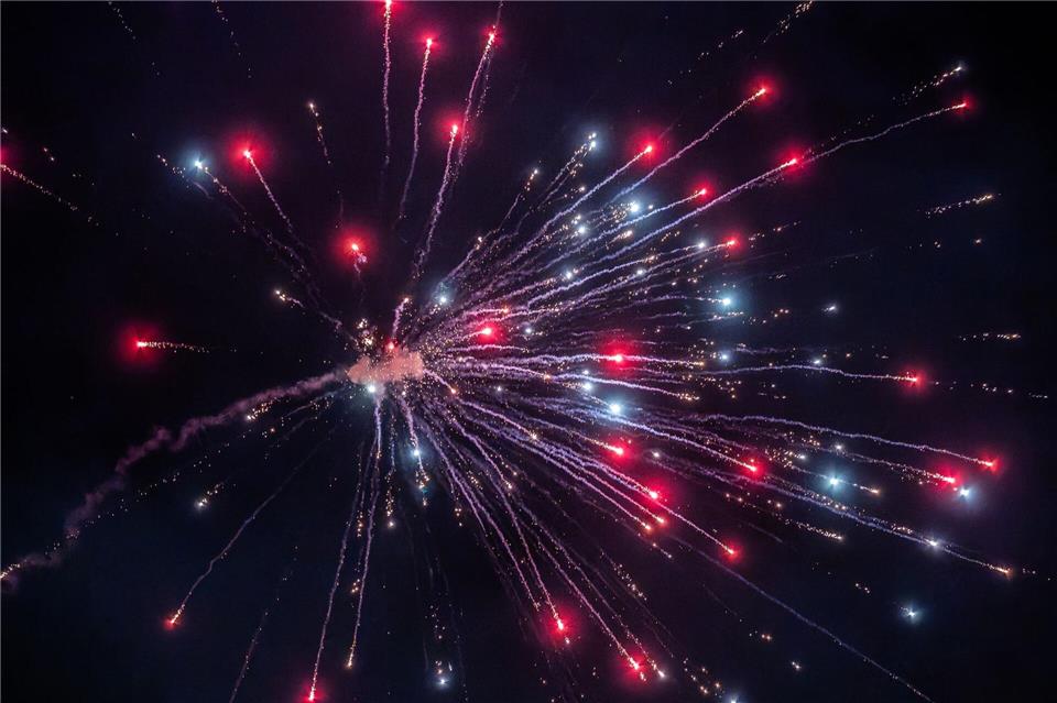 Wegen der Trockenheit entfällt das Feuerwerk am Dachauer Volksfest. (Symbolbild)Silas Stein/dpa
