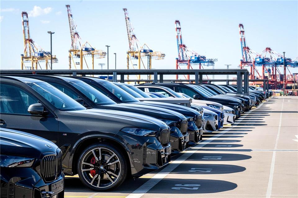 Wegen der US-Zölle werden am BLG Autoterminal Bremerhaven weniger Autos für den Export verschifft. (Archivbild)Sina Schuldt/dpa