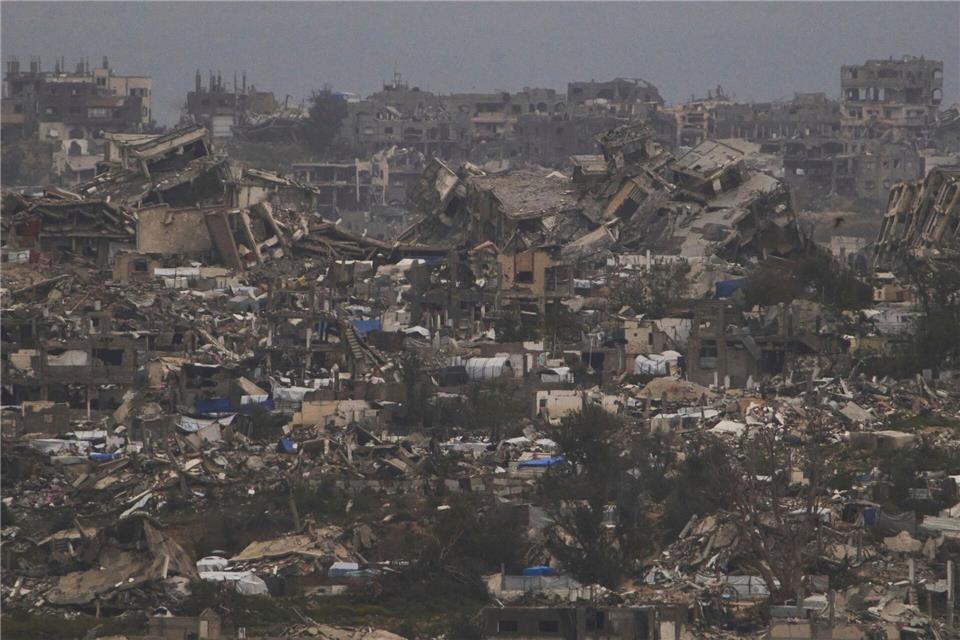 Gruppe von Deutschen hat Gazastreifen verlassen Wegen der Verwüstung durch den Krieg sind die Lebensumstände für die Zivilbevölkerung sind unerträglich. Leo Correa/AP/dpa