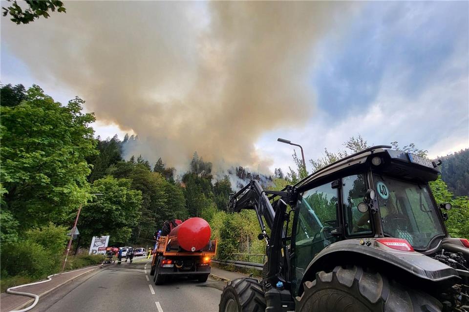 Wegen der Wetterlage und starken Windes rechneten die Einsatzkräfte schon im Vorfeld mit einer schnellen Ausbreitung des Brandes.Christian Klemm/Blaulichtreport Rottweil/dpa