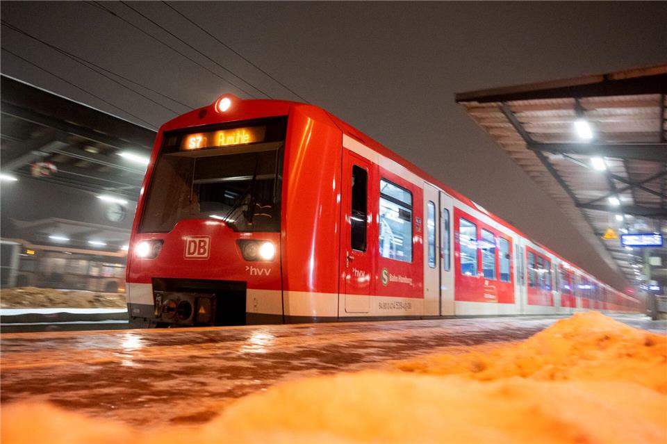 Wegen der Witterungsverhältnisse kommt es zu Verspätungen und Ausfällen bei den S-Bahnlinien. (Symbolbild)Daniel Bockwoldt/dpa