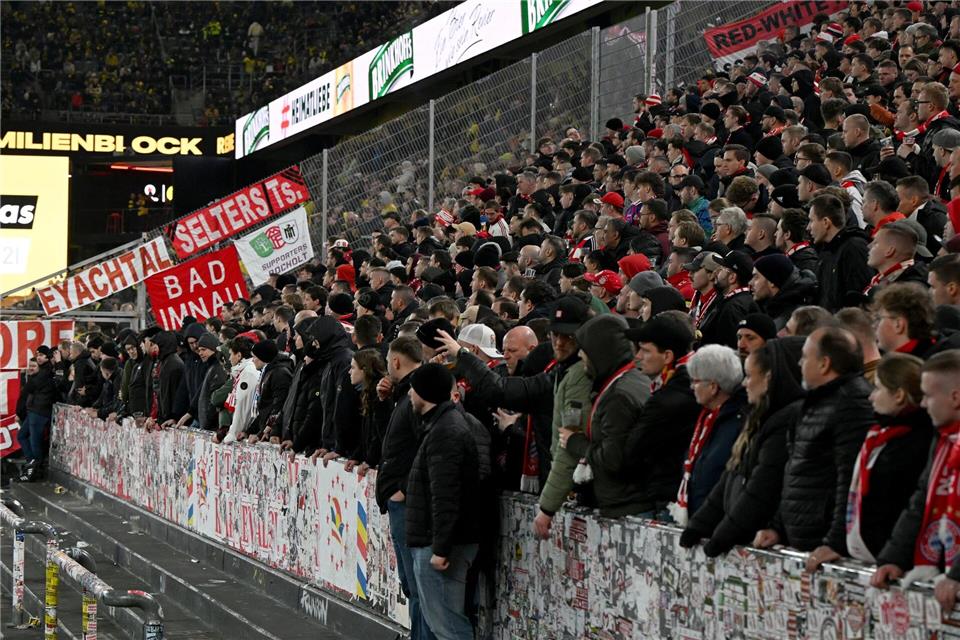 Wegen der Zusammenstöße vor Anpfiff boykottieren einige Bayern-Fans die Partie in Dortmund. (Archivbild)Federico Gambarini/dpa