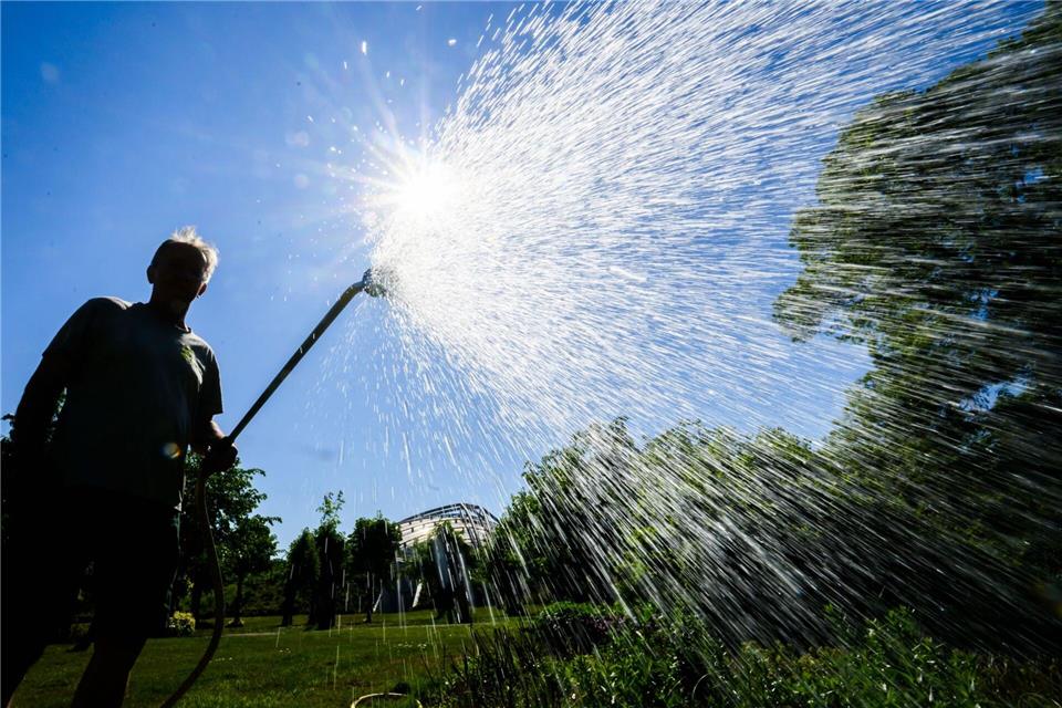 Wegen der andauernden Trockenheit rufen einige Kommunen zum Wassersparen auf. (Archivbild)Julian Stratenschulte/dpa
