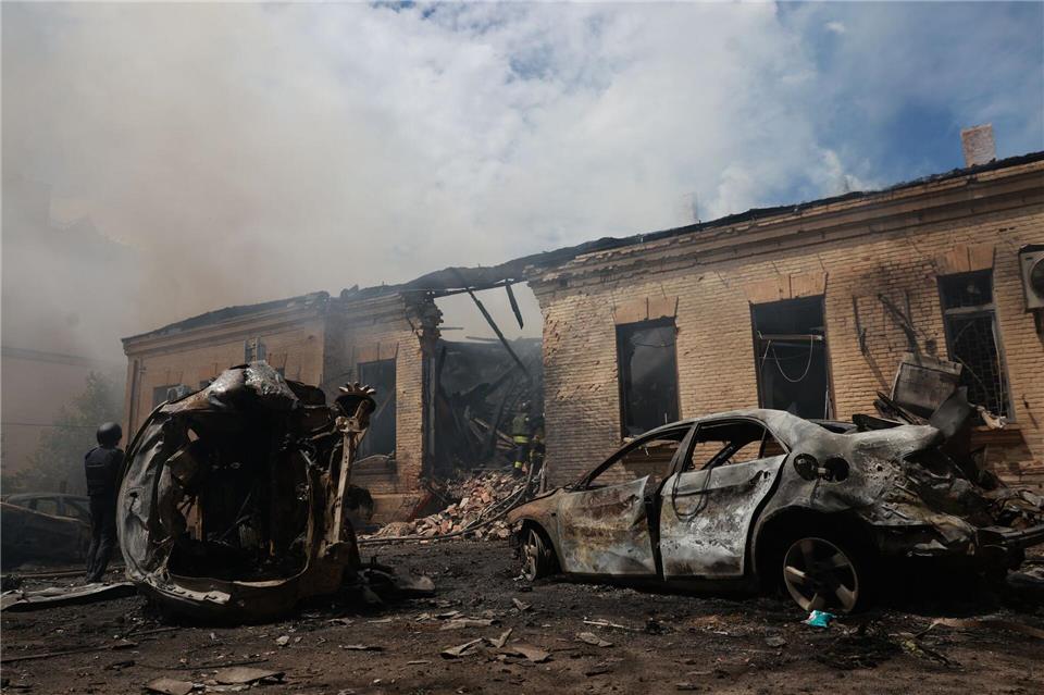 Wegen der anhaltenden russischen Angriffe gegen die Ukraine verschärft die EU abermals ihre Sanktionen. (Archivbild)Evgeniy Maloletka/AP/dpa
